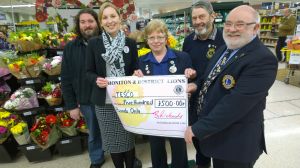 Lisa Byrne and Alison McKenzie from Tesco receive 500 cheque from Lion Brian Richards